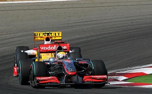 Hamilton, actual campeón mundial. Atras Piquet.